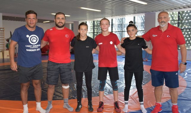 Güreşin Yıldız Milli Kızları Aliağa&#039;da