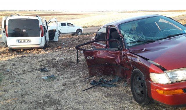 Hafif ticari araç ile otomobil kafa kafaya çarpıştı: 6 yaralı