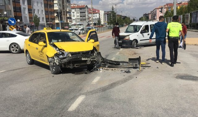 Hafif ticari araç ile ticari taksi çarpıştı: 2 yaralı