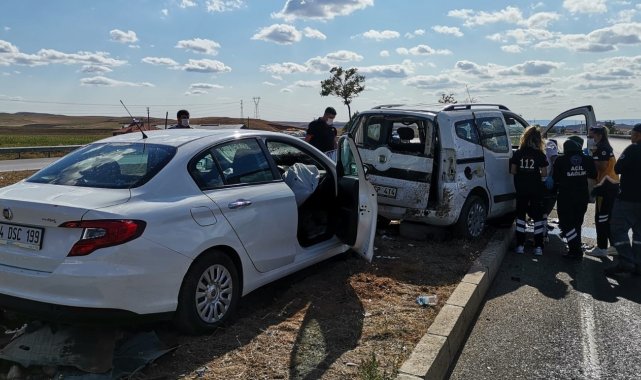 Hafif ticari araçla otomobil çarpıştı: 1 ölü, 2 yaralı
