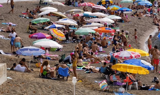 Hafta sonu ve sıcak havayı fırsat bildiler sahillere akın ettiler