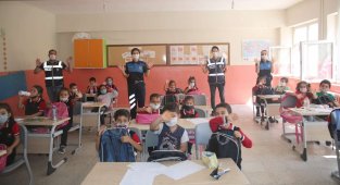 Hakkari polisinden miniklere moral hediyesi