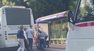 Halk otobüsü ile minibüs şoförünün yolcu kapma kavgası