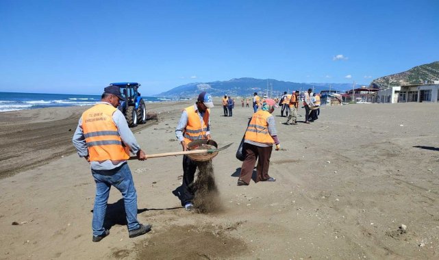 Hatay&#039;da petrol temizliği türkü eşliğinde devam ediyor