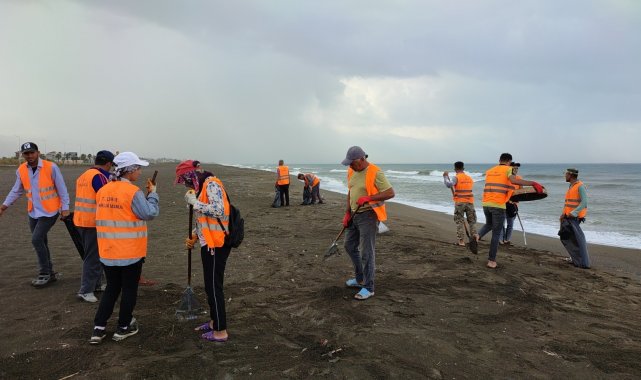 Hatay&#039;da yağmura rağmen petrol atıkları temizleniyor