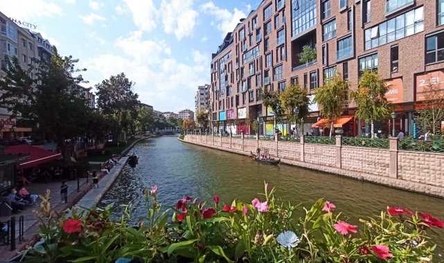 Havalar ısındı Eskişehirliler meydanlara akın etti