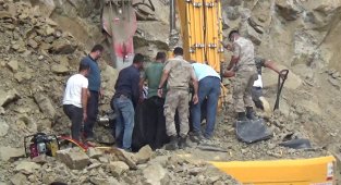 Heyelan sonucu iş makinasında sıkışarak hayatını kaybetti