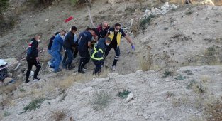 Hisarcık'ta otomobil uçuruma yuvarlandı: 1 ölü, 1 yaralı