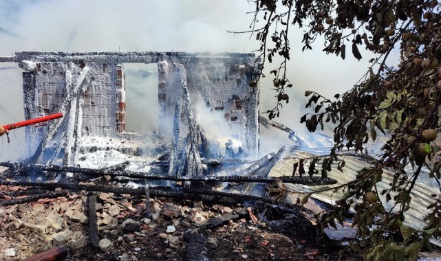 İki katlı ev ile samanlık yangında kül oldu