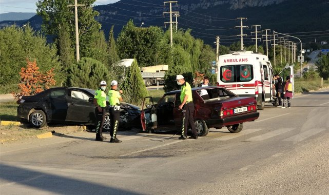 İki otomobil kavşakta çarpıştı: 4&#039;ü kadın 6 yaralı