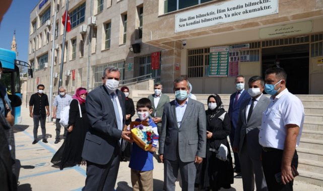 İlk ders zilinde sıraları öğrencilerle paylaştılar