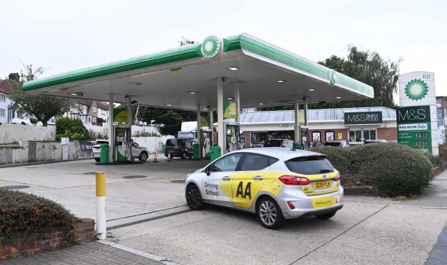 İngiltere&#039;de benzin krizi: Nakliye aracı sürücüleri petrol istasyonlarına akın etti