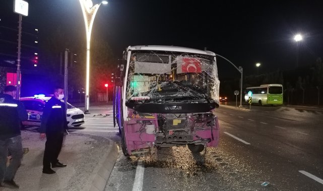 Işık ihlali yapan tır ile yolcu otobüsü çarpıştı: 4 yaralı