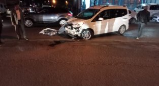 İşlek caddede kontrolden çıkan araç takla attı