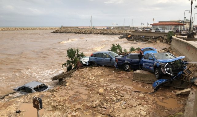 İspanya&#039;da sel suları araçları denize sürükledi, 5 bin ev elektriksiz kaldı