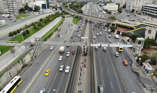 İstanbul&#039;da okulların açılmasıyla trafikte yoğunluk oluştu