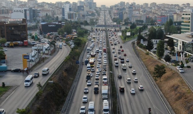 İstanbul&#039;da sürücüler yollara döküldü, trafik yoğunluğu yüzde 60&#039;ı gördü