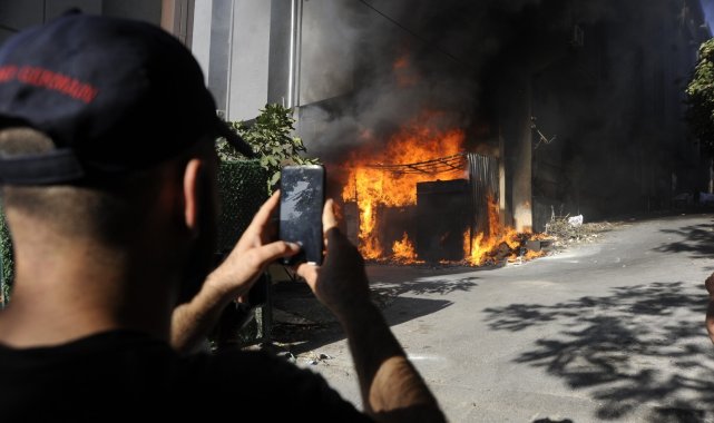 İstanbul&#039;da yatak fabrikası alev alev yandı