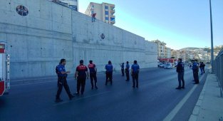 İstinat duvarına çıkıp aşağıya atladı