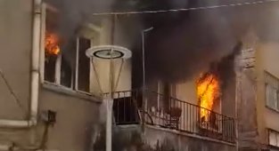 İtfaiye eri, yaşlı adamı sırtında taşıyıp, alevlerin arasından kurtardı