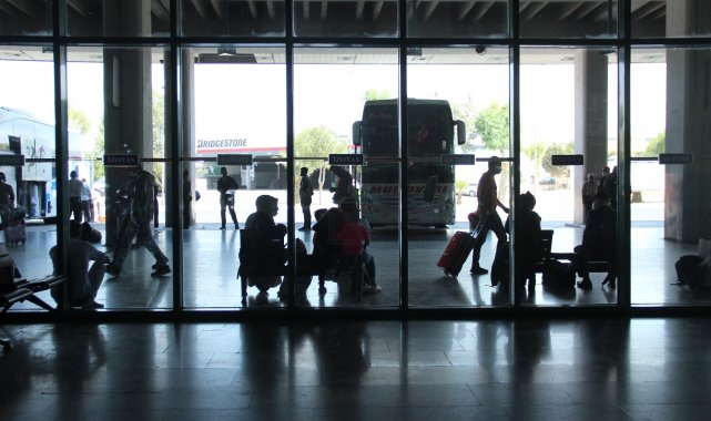 İzmir&#039;de 18 yaşından küçüklere otobüs ve uçak bileti satışı yasaklandı