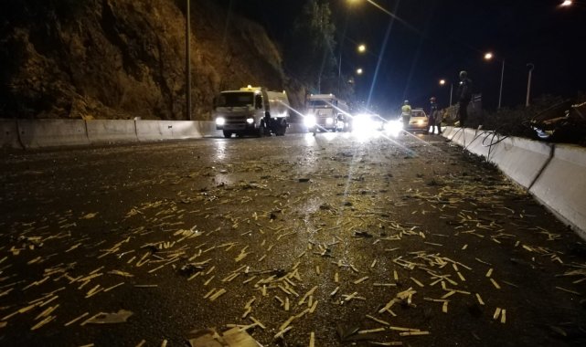 İzmir&#039;de 6 araçlık zincirleme kaza: 11 yaralı