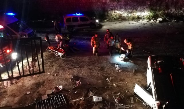 İzmir&#039;de otomobil dereye uçtu: 4 yaralı