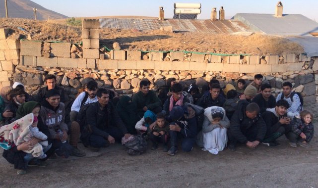 Jandarma 5 yaşındaki kayıp çocuğu ailesi ile buluşturdu