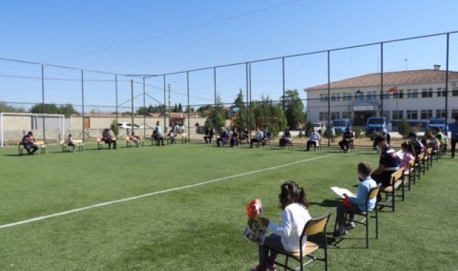 Jandarma ekipleri çocuklarla birlikte kitap okudu