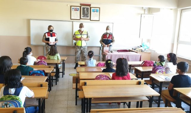 Jandarma tarafından çocuklara boyama kitabı