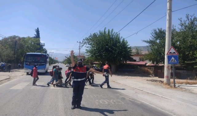 Jandarmadan okul ve yaya geçitlerine denetim