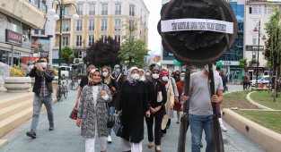 Kadınlardan Başkan Özcan'a siyah çelenkli protesto
