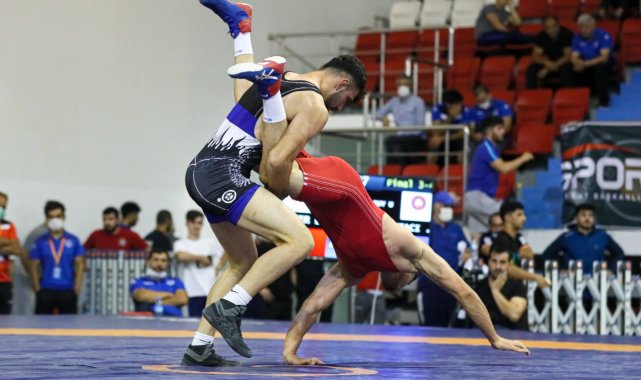 Kağıtsporlu güreşçiler Süper Ligde mücadele etti