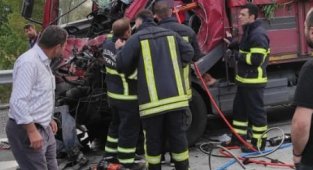 Kamyon tırla çarpıştı: 1 ölü