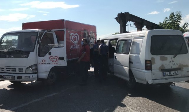 Kamyon ve panelvan çarpıştı: 3 yaralı