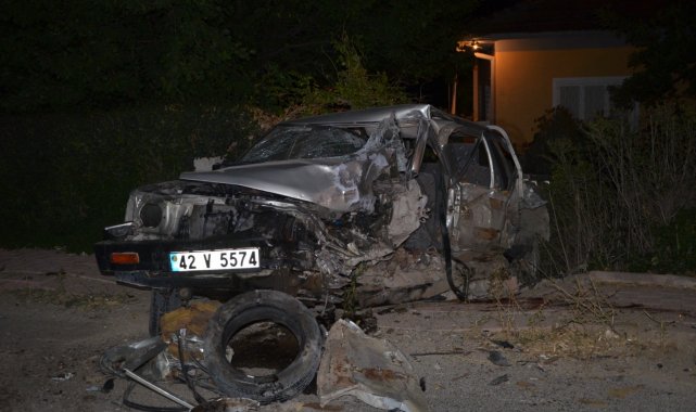 Kamyonet ile hafif ticari araç çarpıştı: 1 ölü, 2 yaralı