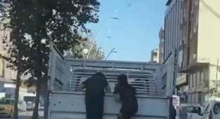 Kamyonete asılan çocuklar yürekleri ağızlara getirdi