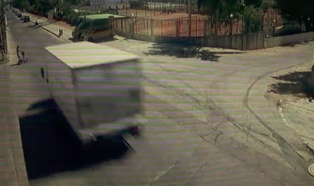 Kamyonun çarptığı elektrikli bisiklet sürücüsü kadın ağır yaralandı