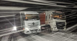 Kar ve tipi nedeniyle yol kapandı, tırlar yolda mahsur kaldı