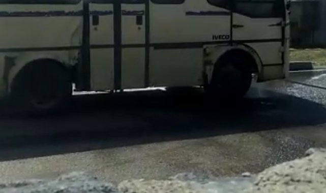 Kars&#039;ta park halindeki dolmuş yandı