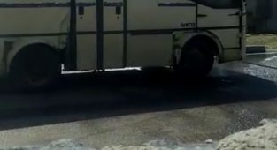 Kars'ta park halindeki dolmuş yandı