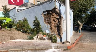 Kayan yüklü kamyon türbe duvarını parçaladı