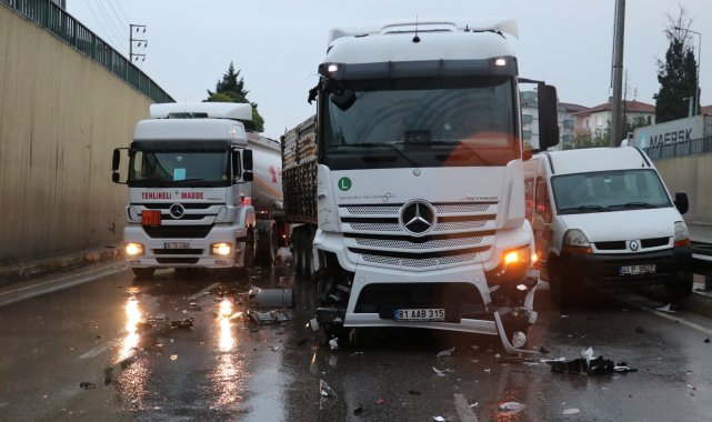 Kayganlaşan yolda 17 araç birbirine girdi: 4 yaralı