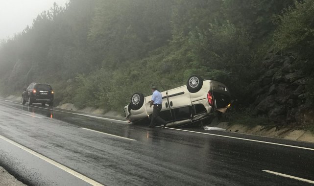 Kayganlaşan yolda takla attı