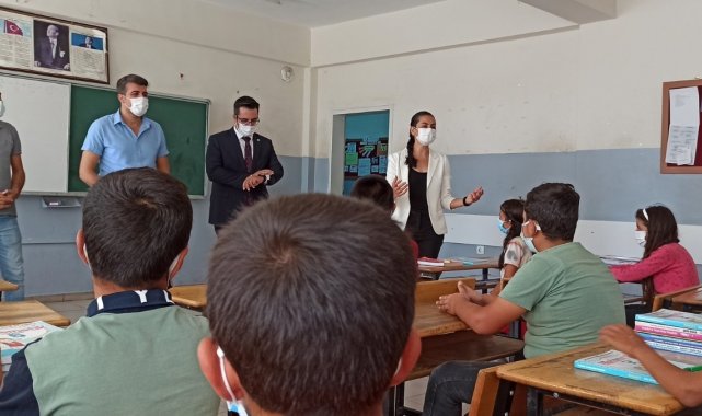 Kaymakam Güher Sinem Büyüknalçacı ilk ders gününde, öğrencilerin heyecanına ortak oldu