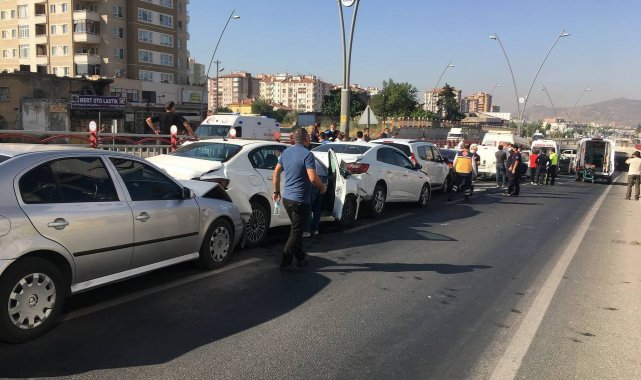 Kayseri&#039;de 10 araç birbirine girdi: 8 yaralı