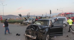 Kazada 1 kişi hayatını kaybetti 4 kişi yaralandı