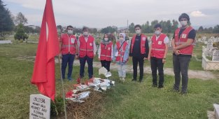 Kızılay şehidi mezarı başında anıldı