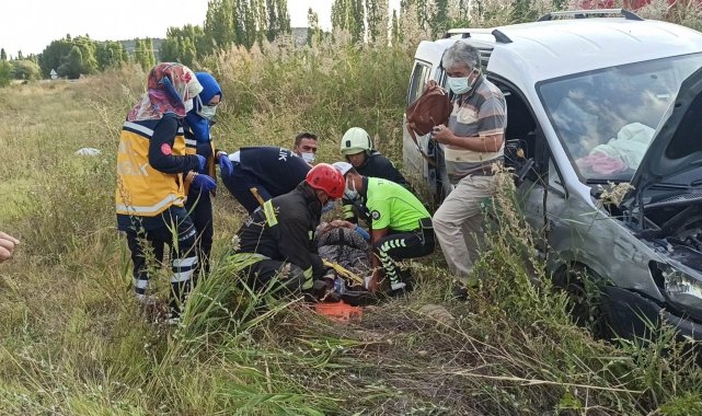 Kontrolden çıkan hafif ticari araç şarampole devrildi: 2 yaralı