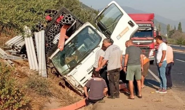 Kontrolden çıkan kamyon şarampole devrildi